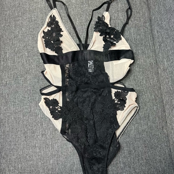 FRENCH AFFAIR | Lace Body Suit - Picture 2 of 6